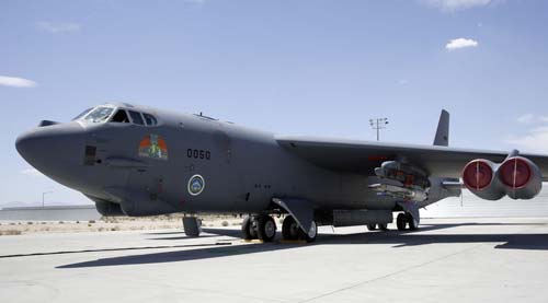 Гиперзвуковая крылатая ракета Waverider под крылом «Боинга» В-52. Фото: wikimedia.org