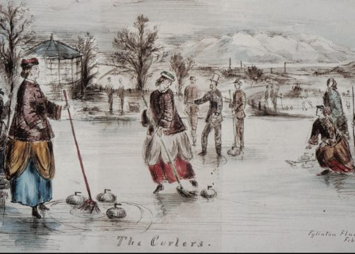 Керлинг появился даже раньше хоккея — в самом начале XVI века в Шотландии. Об этом свидетельствует камень для игры с гравировкой «1511», найденный на дне одного из прудов. За 500 лет игра практически не изменилась, разве что играют теперь в ледовых дворцах, а не на пруду. Фото: wikipedia.org