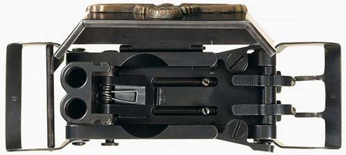 Подготовленная к стрельбе пряжка-пистолет СС