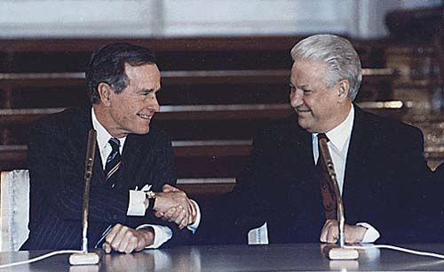 Президенты Джордж Буш и Борис Ельцин во время подписания договора об «СНВ-II» в Кремле. Фото: wikipedia.org