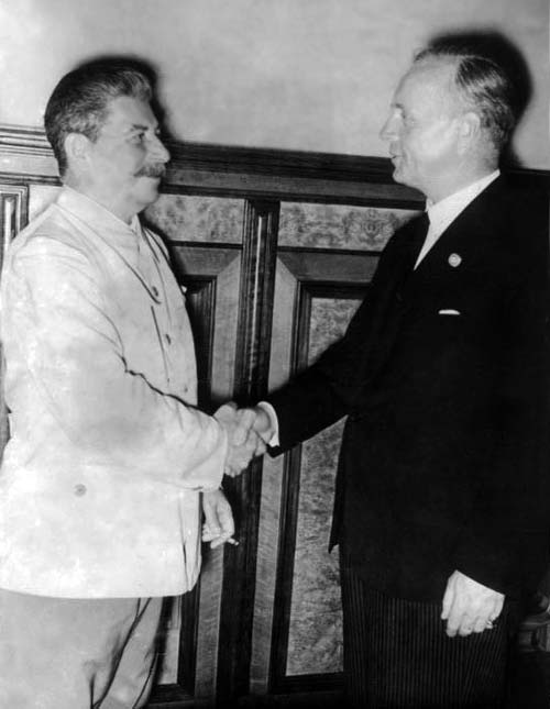 Сталин и Риббентроп на подписании пакта о ненападении, 23 августа 1939 год. Фото: wikipedia.org