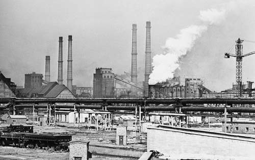 Карагандинский металлургический комбинат, 1960-е. Фото: Турин Я. / Фотохроника ТАСС