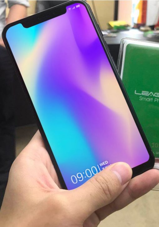 Leagoo S9 — еще один китаец, полностью воспроизводящий дизайн iPhone X. Внутри все тоже неплохо — процессор MediaTek P40, 6 ГБ оперативной памяти и 128 Гб встроенной. Подделать Face ID Leagoo не удалось, так что придется довольствоваться сканером отпечатка пальца. Зато стоит смартфон всего 300 долларов.