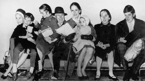 Уна и Чарли с шестью детьми, 1961 год. Источник: wikimedia 