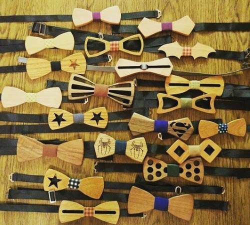 А как вам деревянный галстук-бабочка? Для празднования Нового года незаменимая штука. Если что, можно быстро растопить камин.

Фото: instagram.com