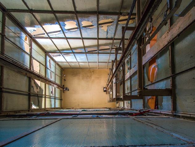 СК начал проверку по факту травмирования пассажира в лифте