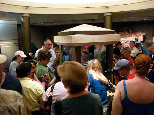 Вокруг «Алмаза Хоупа» традиционно собираются толпы восхищенных посетителей музея. flickr.com