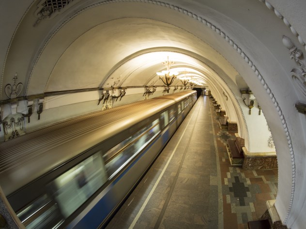 Мужчина лишился руки, попав под поезд