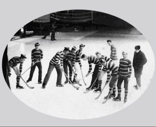 Первый официальный хоккейный матч состоялся в 1875 году в канадском городе Монреале. Правил у новоиспеченного вида спорта было гораздо меньше, чем сейчас — всего семь, а вот игроков больше — в каждой команде было по девять человек. Играли студенты деревянной шайбой, но уже через четыре года ее заменили на резиновую. Экипировку хоккеисты позаимствовали у бейсбола, но довольно скоро обнаружилось, что шайба гораздо опаснее мяча и может убить человека. Тогда в начале XX века для хоккеистов разработали собственное обмундирование, которое дополнялось в течение всего столетия. Фото: thecanadianencyclopedia.ca