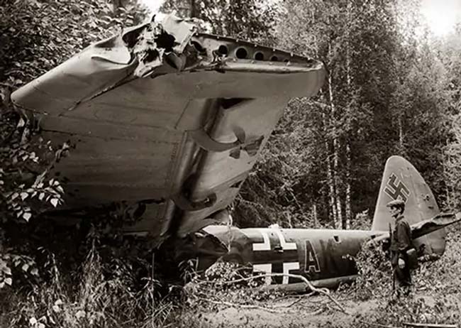 Сбитый немецкий бомбардировщик Ju-88