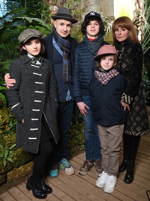 Егор Дружинин с женой Вероникой Ицкович и детьми - Александрой, Тихоном и Платоном. Автор: Фролов Михаил / «Телепрограмма»