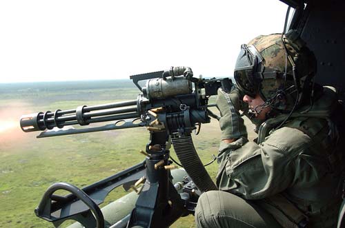 Многоствольный скорострельный пулемет «Миниган» на вертолете во Вьетнаме. wikimedia