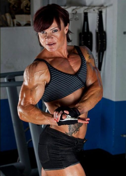 Ну и наконец швейцарская звезда бодибилдинга Жаклин Фучс — из-за увлечения фармакологией полностью лишилась молочных желез…