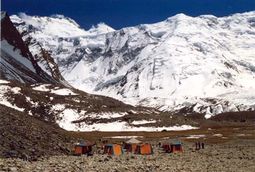 Альпинистский лагерь в горах Памира. wikimedia