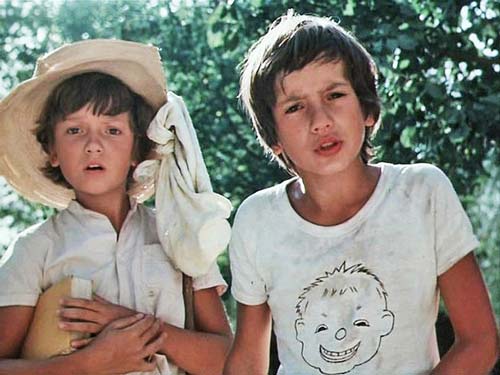 Диме Баркову и Егору Дружинину на момент съемок было 10 лет. Кадр из фильма «Приключения Петрова и Васечкина, обыкновенные и невероятные»