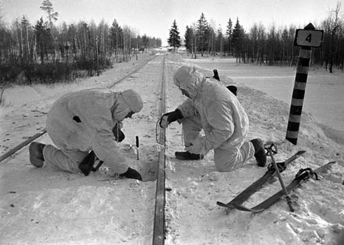 Фото: Советские солдаты минируют железнодорожные пути под Москвой, 1941 год