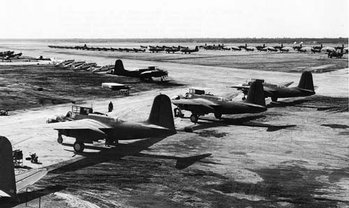 Американские самолёты, поставлявшиеся по программе ленд-лиза, ждут передачи союзникам на аэродроме Абадана. 1942 год. wikipedia