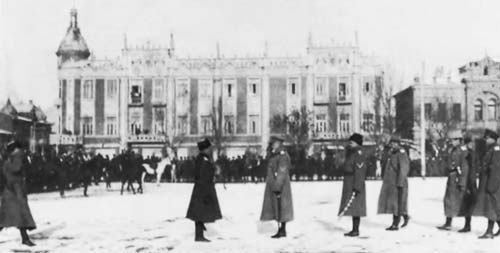Деникин принимает парад корниловских частей в Екатеринодаре, 1918 год. Фото: wikipedia.org