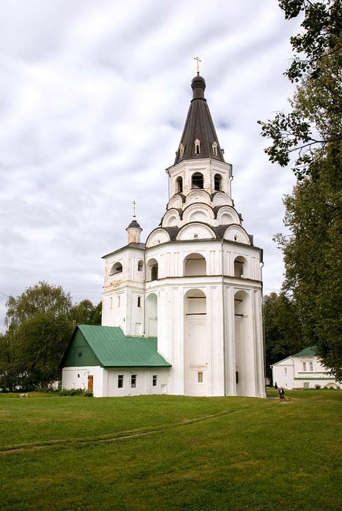 Распятская церковь-колокольня, Александровская слобода (ныне г. Александров), откуда совершил прыжок первый русский бейсджампер Никита Лупатов. Фото: wikimedia.org