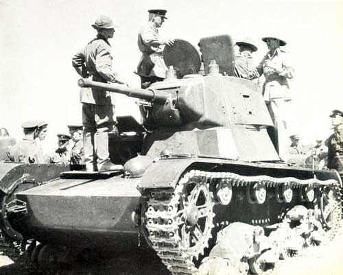 Английские солдаты инспектируют советский танк Т-26. 31 августа 1941 года. wikipedia