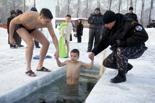 Считается, что купание на Крещение исцеляет от недугов, поэтому многие родители считают своим долгом окунуть в купель детей. Пыхалова Юлия / Архив "КП"