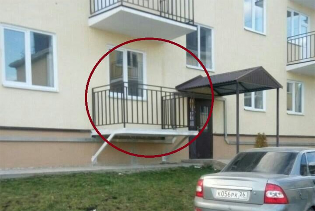 Выйти через балкон. Балкон выходит на крышу магазина. Мальчики под балконом. Женщина на балконе красный переулок. Не перевешивайся за перила балкона.