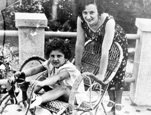 Евгения Хаютина с единственной приемной дочерью Наташей. Источник: wikipedia