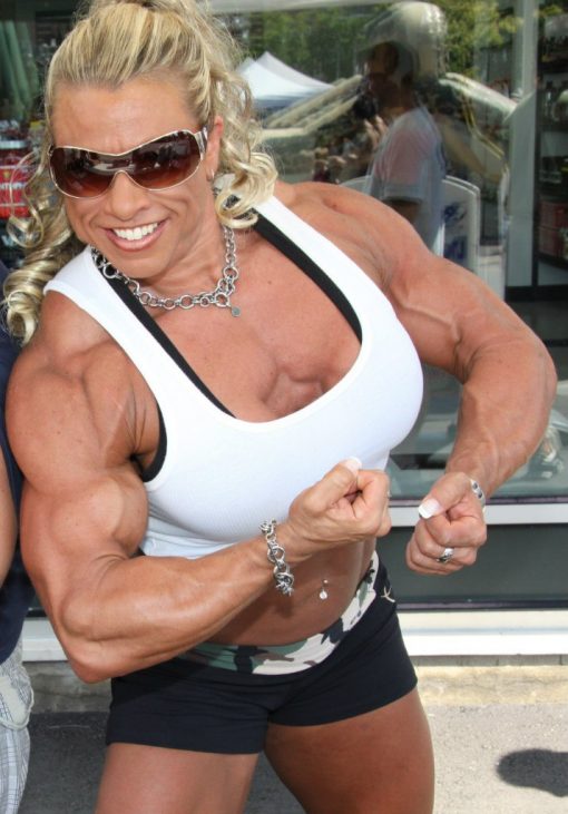 В отличие от мужчин женщины в большой бодибилдинг приходят уже в солидном возрасте, после рождения детей. Джуллия Бурасса из Канады как раз из таких — начав тренироваться в 33 года, она быстро ворвалась в список лучших бодибилдерш планеты.