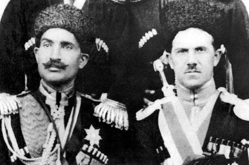 Слева капитан Реза-хан. 1910 год