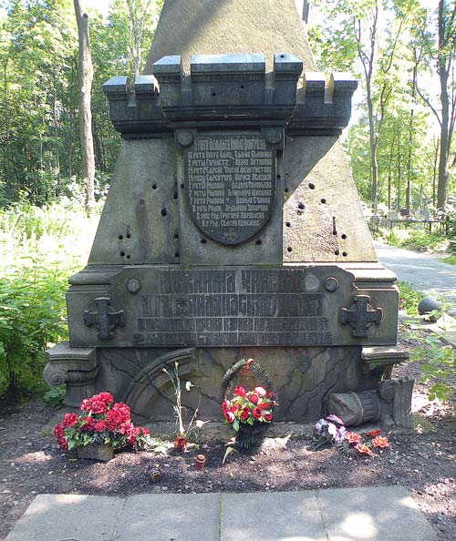 Памятник героям-финляндцам на Смоленском кладбище Санкт-Петербурга. wikimedia