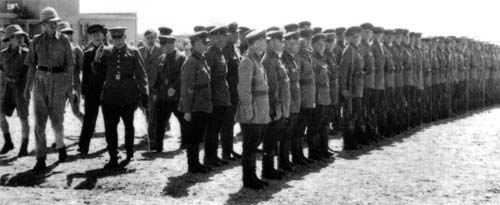 Генерал В. В. Новиков и бригадный генерал У. Тиркс инспектируют парадный строй советских войск в Тегеране. Сентябрь 1941 года. wikipedia