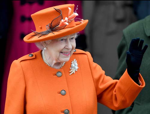 Королева Елизавета II почти всегда появляется на публике в одежде ярких цветов, как шутят – чтобы ее смогли увидеть все подданные, даже издалека. Globallookpress.com