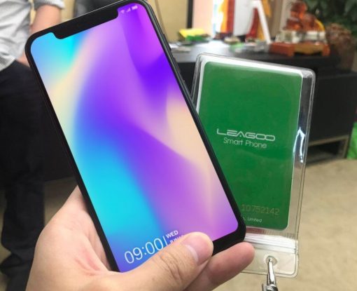 Если для вас и 30 тысяч за флагман — это много, то вам к китайской фирме Leagoo. Она презентовала самый дешевый клон iPhone X. Смартфон, который внешне практически не отличить от флагмана Apple, будет стоить в 10 раз дешевле — около 10 тысяч рублей.