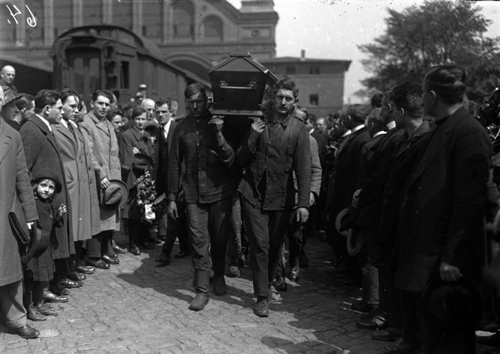 Гроб с телом Воровского везут на родину. Wikimedia