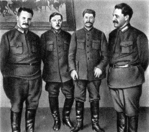 Михаил Фрунзе, Климент Ворошилов, Иосиф Сталин и Серго Орджоникидзе на XIV Съезде ЦК КПСС, 1925 год. Wikipedia