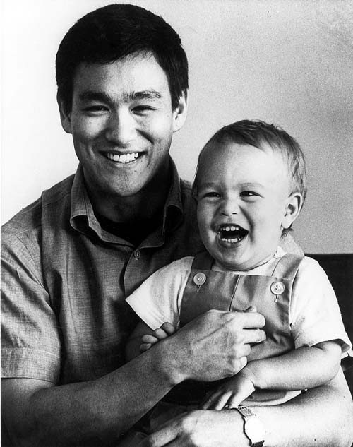 Брюс Ли с сыном Брэндоном. Wikimedia