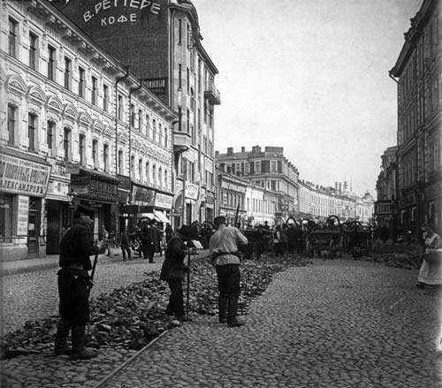 Рабочие прокладывают пути для трамвая на Арбате, 1908 год. Wikimedia