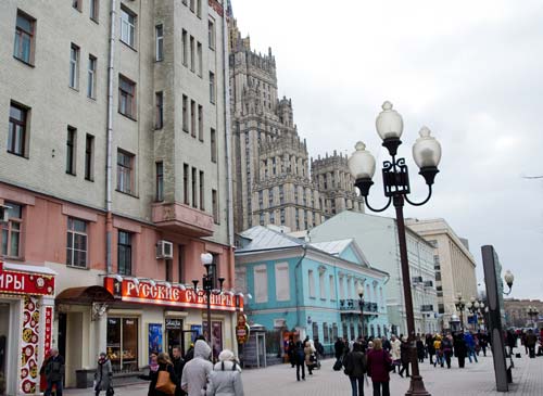 Фонари, уличные торговцы и магазины антиквариата и сувениров – главные символы современного Старого Арбата. Wikimedia