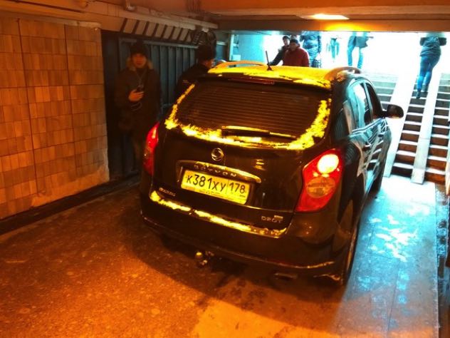 В Петербурге водитель въехал в переход, чтобы проверить автомобиль