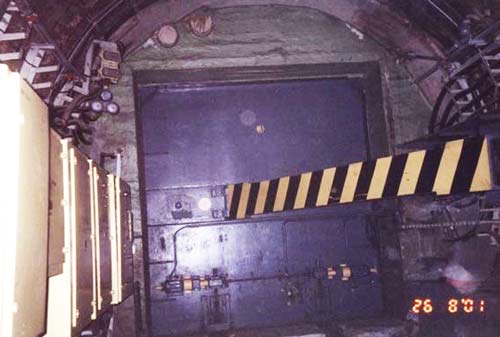 Как рассказывают, от обычного метро тоннели Метро-2 часто отделены герметичными дверями. Одна из таких дверей – в служебном тоннеле Сокольнической линии 