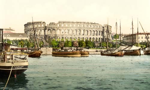 Пола, вид с моря на древнеримскую арену. Фото 1905 года. Источник: wikimedia.org