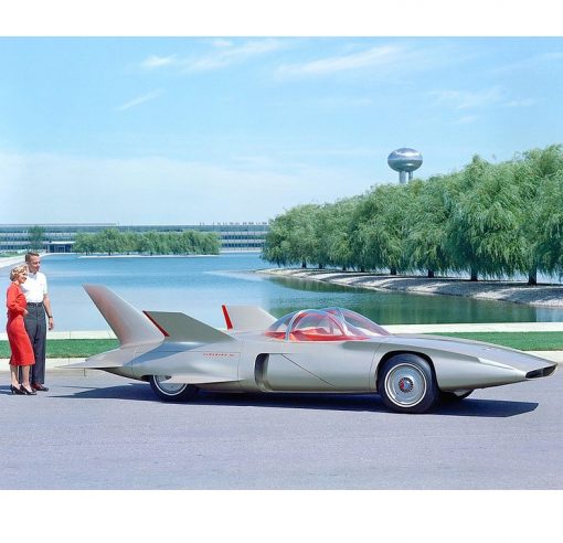 Летающие автомобили в 1950-х стали прямо-таки навязчивой идеей. Скрестить машину с вертолетом или амолетом пытались все, кому не лень. Вот небольшой рекламный фотосет концепт-кара GM Firebird III, разработанного конструктором Харли Эрлом в 1958 году.