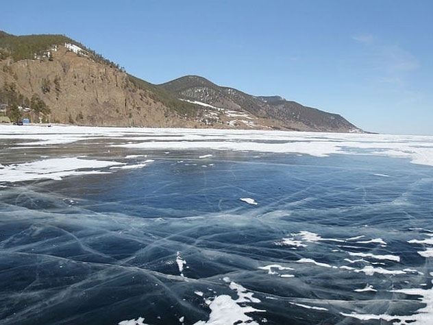 Легковые автомобили выпустили на лед Байкала