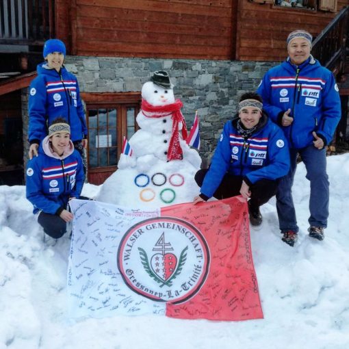 С 2014 года в Таиланде начался бум зимних видов спорта. Все благодаря популярной скрипачке Ванессе Мэй, которая выступила в Сочи в соревнованиях горнолыжников. В этот раз Мэй не выступает, зато ей на смену пришли брат и сестра Марк и Карен Чанлунги. Вдохновленные примером скрипачки, они сначала занимались горными лыжами, но поняв, что это довольно сложно и опасно, перешли в обычные лыжи и сумели квалифицироваться на Олимпиаду.