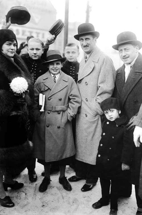 14-летний Джеки Куган в Берлине с родителями (1928). Wikipedia