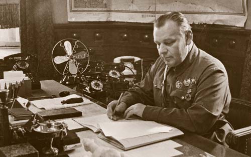 Подпись: Николай Власик в своем рабочем кабинете, 1930-е. Источник: wikipedia
