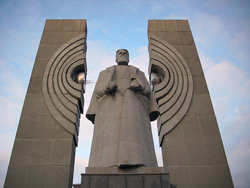 Памятник Курчатову «Расщепленный атом» в Челябинске. Источник: Wikipedia