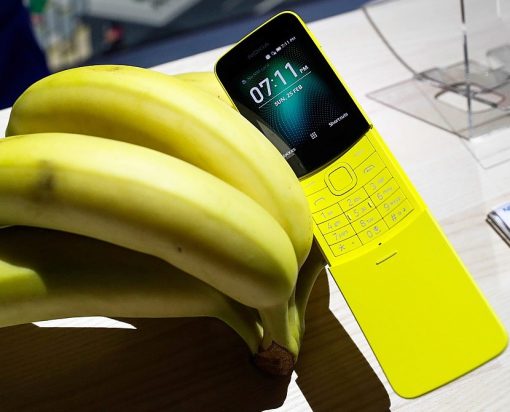 Nokia вслед за возрождением телефона 3310 решила воскресить еще одну легендарную модель — «банановый» 8110, который многие помнят, как телефон Нео из фильма «Матрица». Ностальгирующим по 90-м и нулевым гаджет придется по вкусу, правда, придется вспоминать, как набирать сообщения при помощи телефонной клавиатуры. Фото: REUTERS