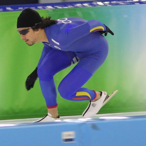 Если освоить лыжи можно довольно быстро и просто, поэтому представители экзотических стран встречаются в этом виде спорта частенько, то в конькобежном спорте случайные люди — редкость. Однако в Пхенчхане выступит первый в истории южноамериканец — представитель Колумбии Педро Каусиль. Лед он впервые тоже увидел лишь год назад, однако мальчиком для битья Каусиль точно не будет…