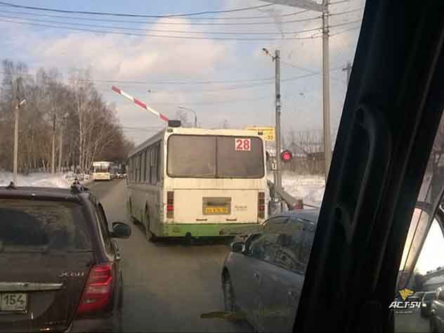 Шлагбаум «постучал» по крыше автобуса в Новосибирске
